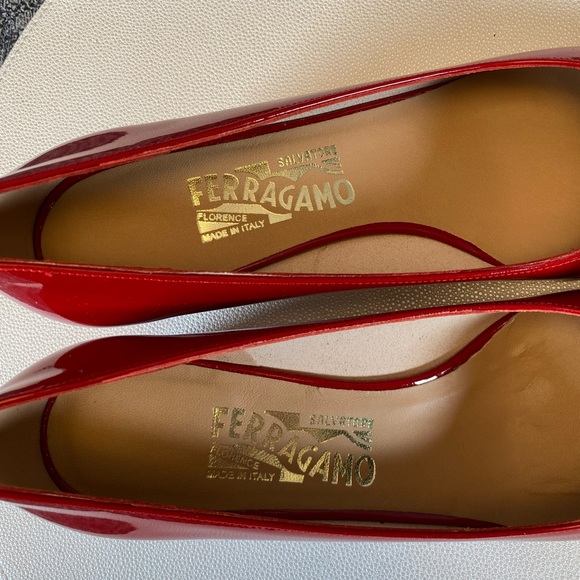 Salvatore Ferragamo Vara Classic Low Bow Heels Women's size 7 B - Picture 6 of 10